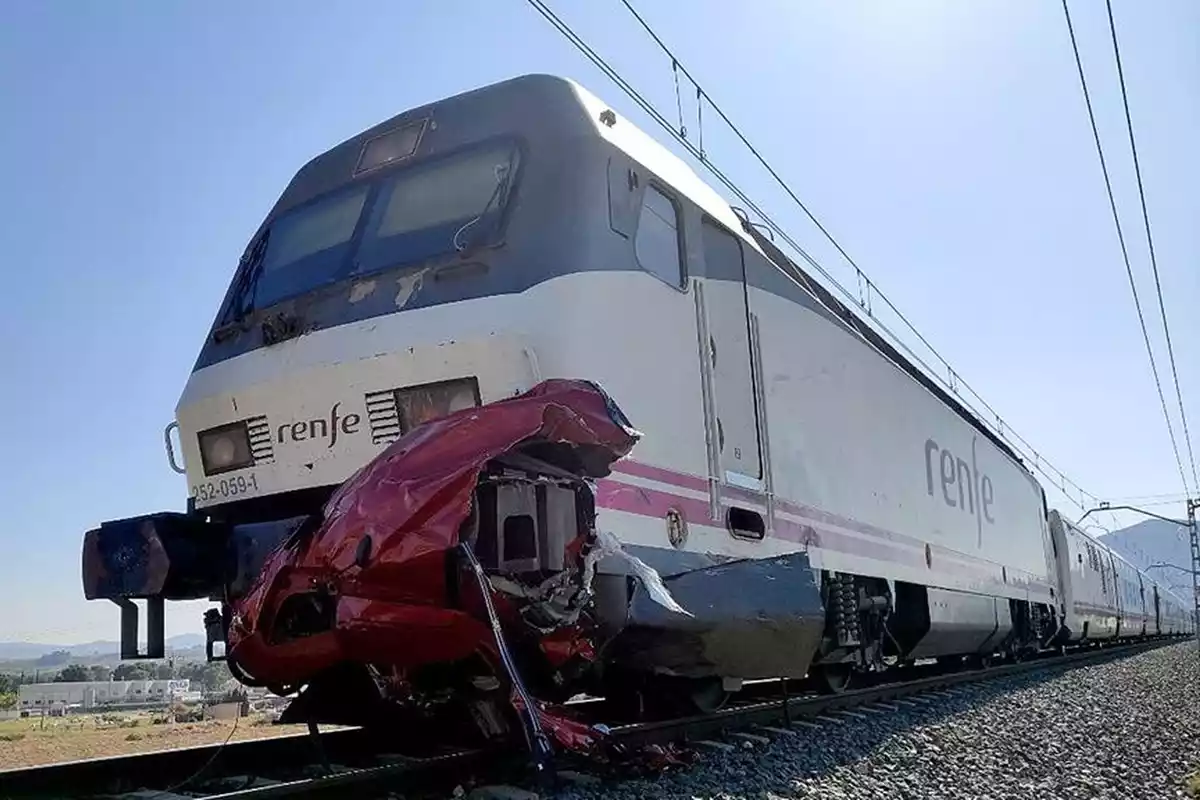 Imagen del tren que ha arrollado a un vehículo en Novelda, Alicante, el 2 de julio del 2021