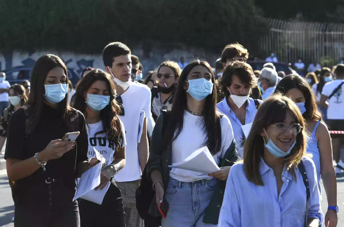 Jóvenes estudiantes de la Universidad de Monte Sant Angelo en las pruebas de ingreso para la facultad de medicina