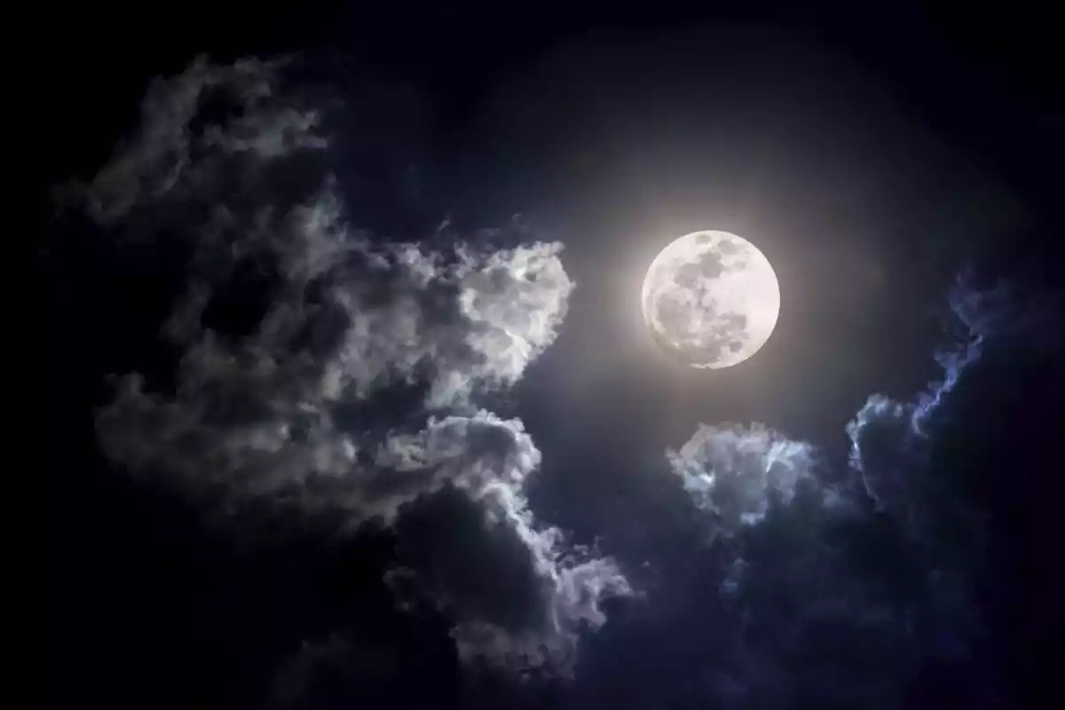 Luna llena brillante con nubes