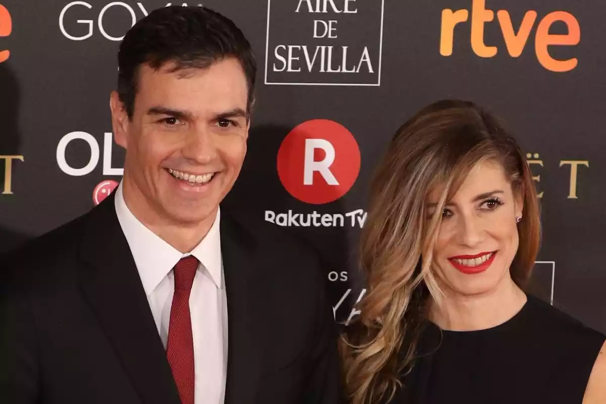 Begoña Gómez y Pedro Sánchez sonrientes en un photocall