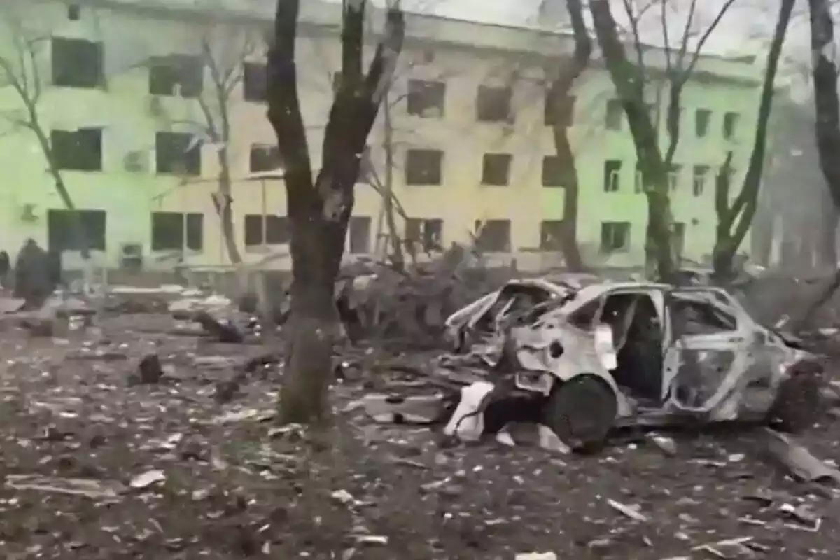 Captura de las ruinas del hospital infantil de Mariupol tras la ofensiva rusa