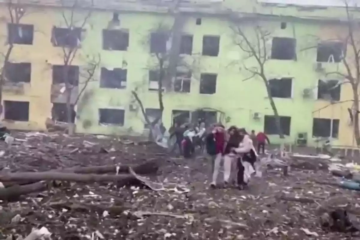Captura de un grupo de heridos intentando alejarse del hospital infantil de Mariupol después del bombardeo ruso