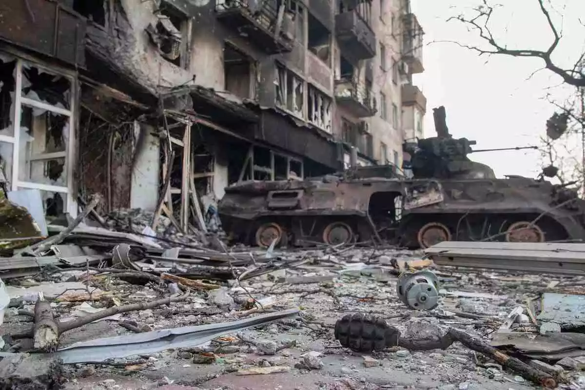 Destrozos provocados en Mariúpol, una ciudad de Ucrania, tras los ataques de Rusia