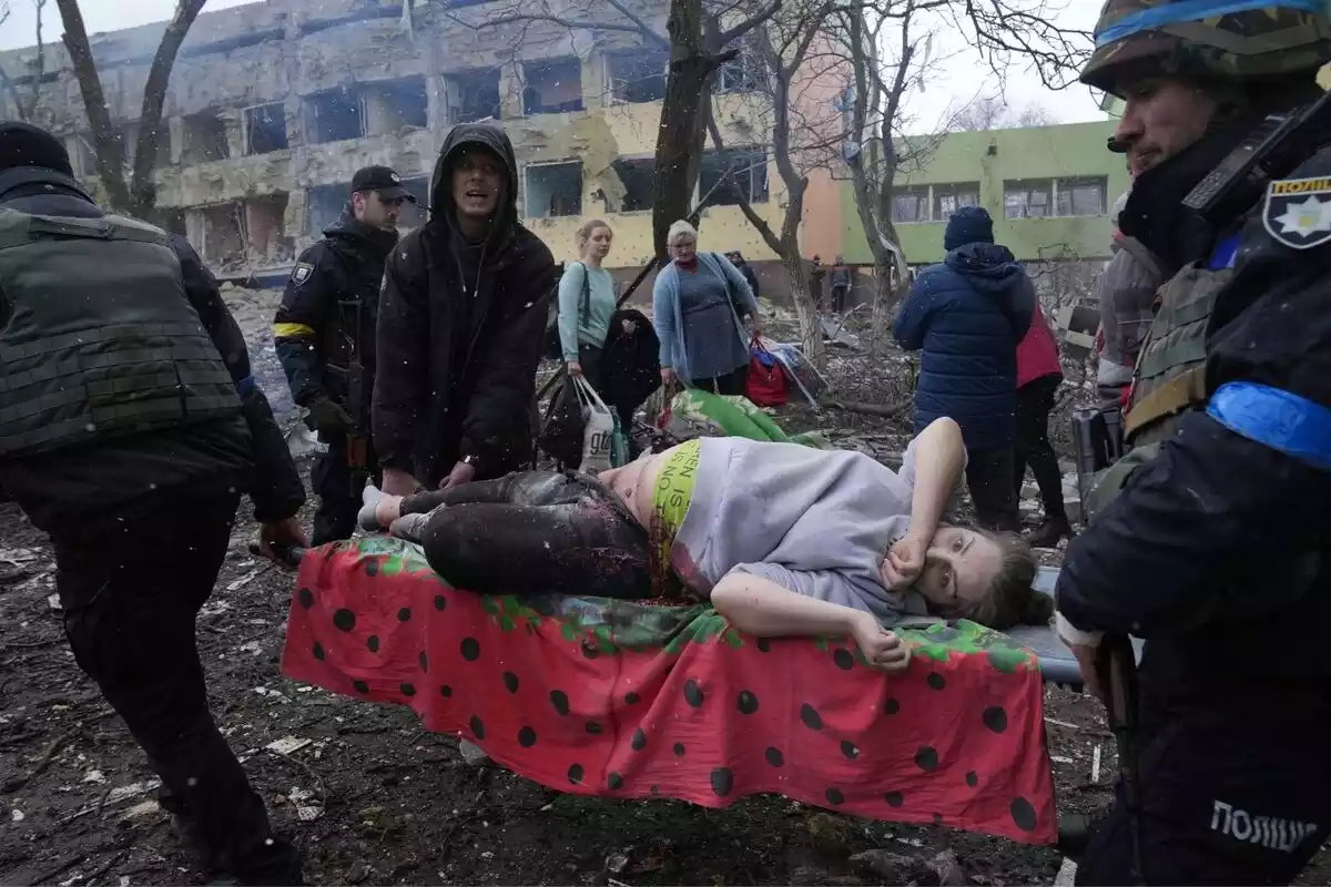Foto de la embarazada herida en el bombardeo ruso al hospital infantil de Mariupol
