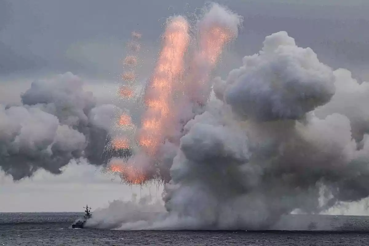 Foto de la explosión de un misil hipersónico 'Kinzhal' durante unas pruebas en Crimea a manos de Putin