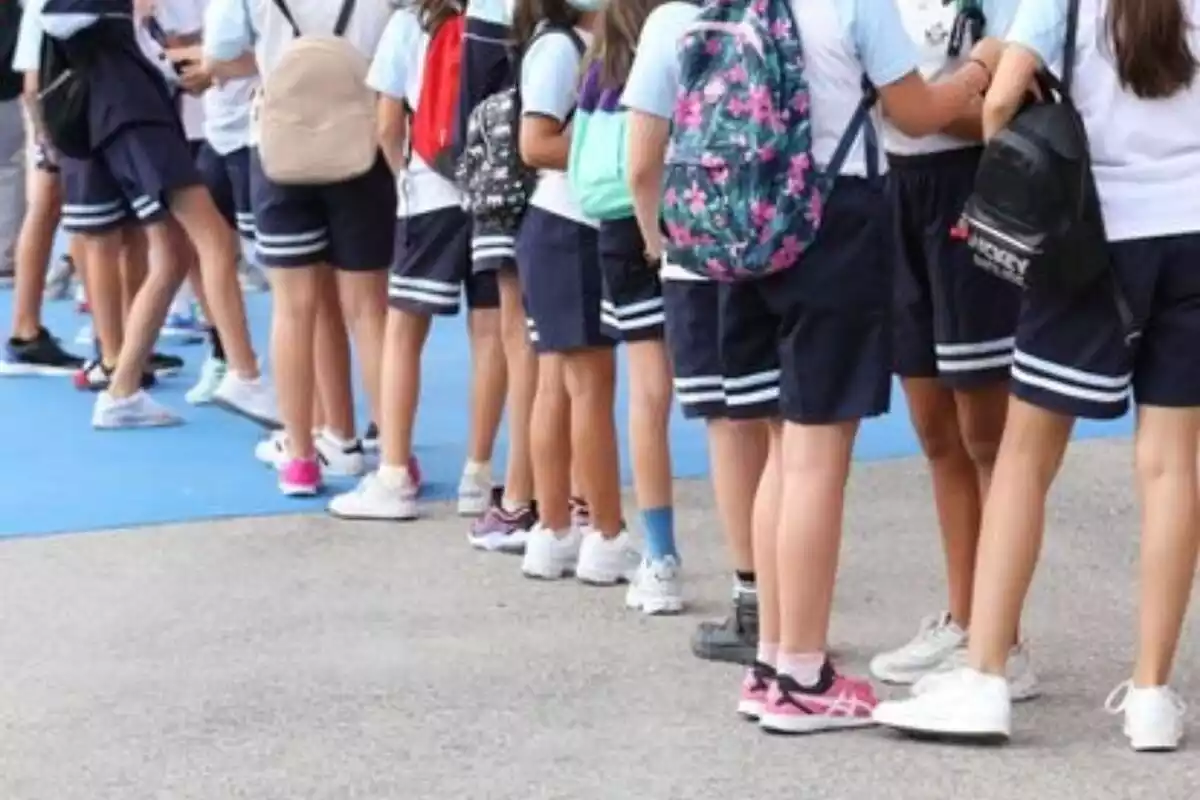 Foto de piernas de alumnos de un colegio
