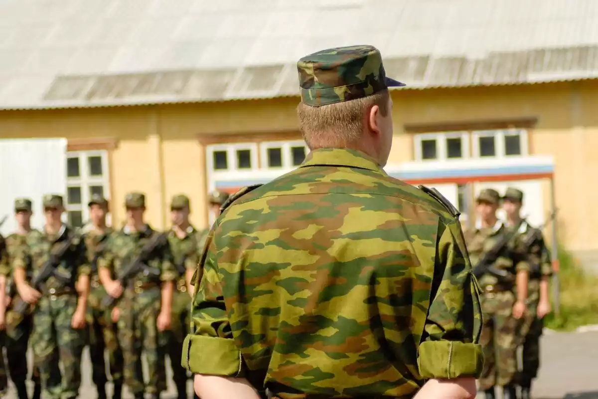 Foto de un grupo de soldados rusos escuchando a su dirigente