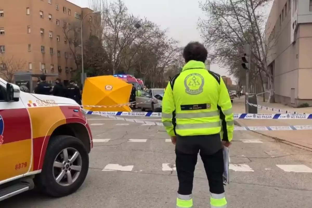 Imagen de efectivos especializaos atendiendo un accidente con disparos en Madrid