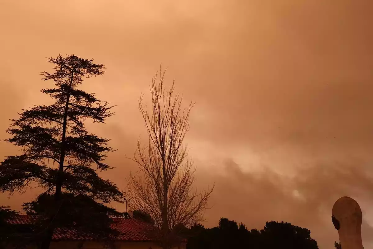Imagen de un cielo con polvo en suspensión en L'Olleria, Valencia