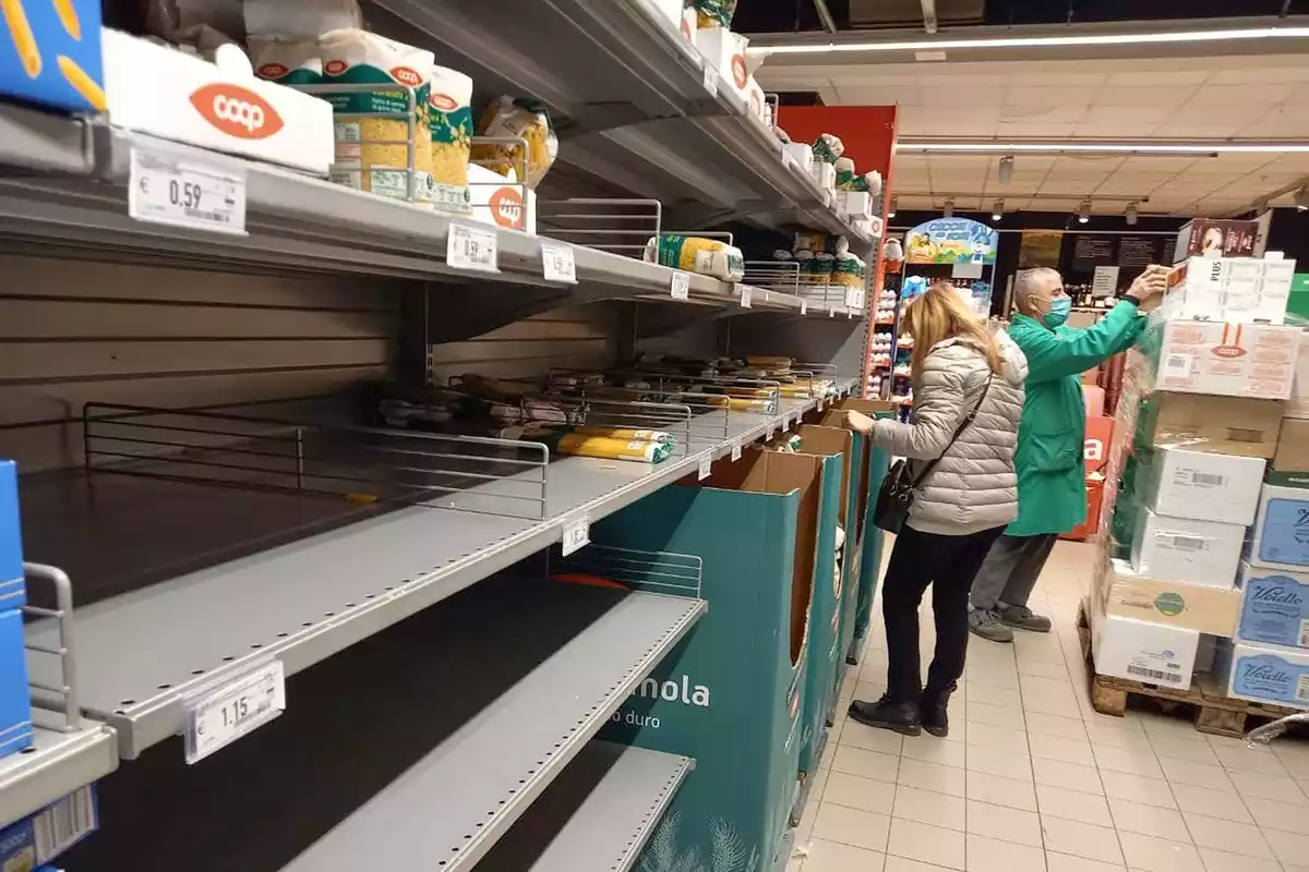 Las estanterías de pasta de los supermercados están prácticamente vacías en España