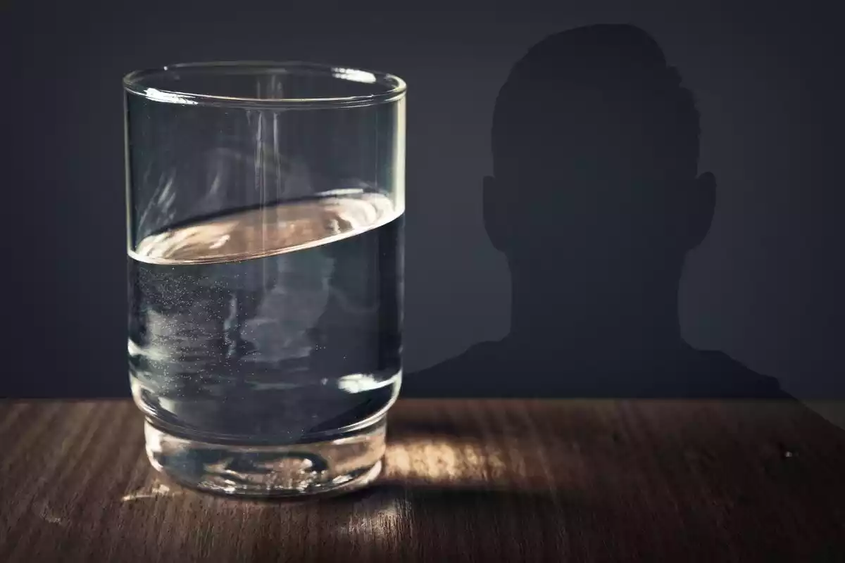 Montaje de fotos de un vaso de agua y la silueta de un hombre