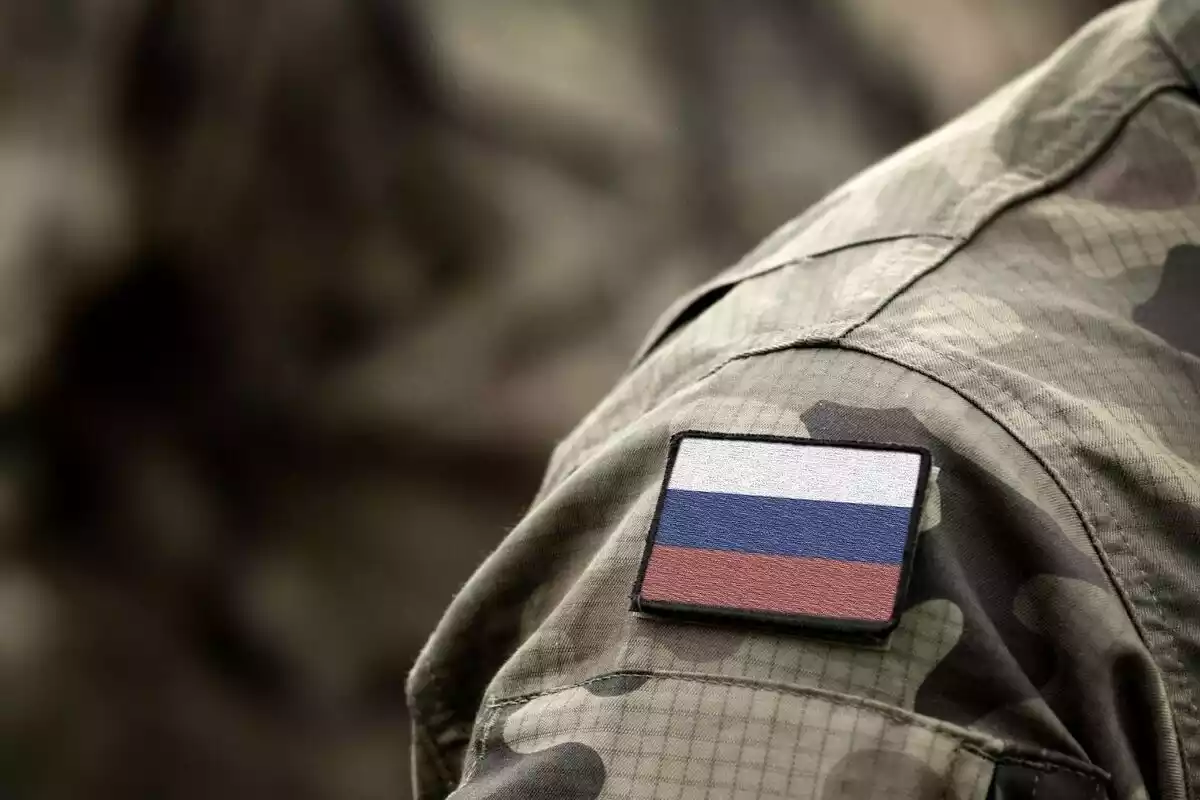 Plano detalle de la bandera de Rusia en el uniforme de un soldado del ejército ruso