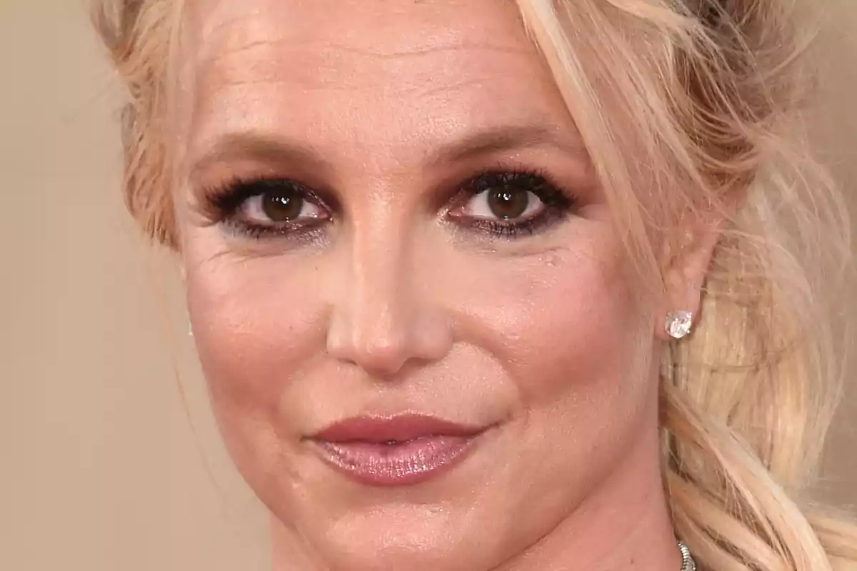 Primer plano de Britney Spears con rostro serio