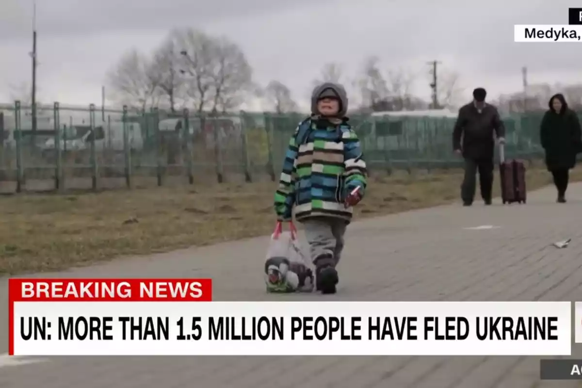 Un niño llorando y huyendo solo de la guerra de Ucrania
