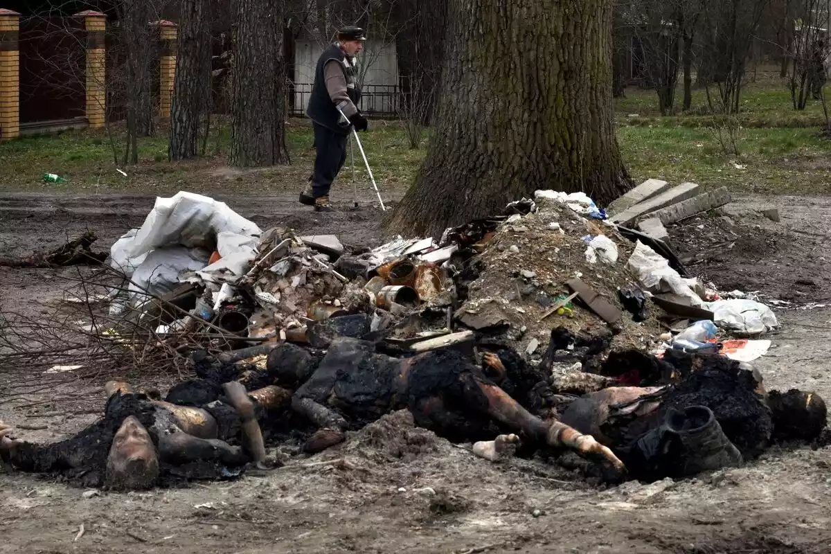 Foto de cuerpos sin vida amontonados por la calles de Bucha, Ucrania