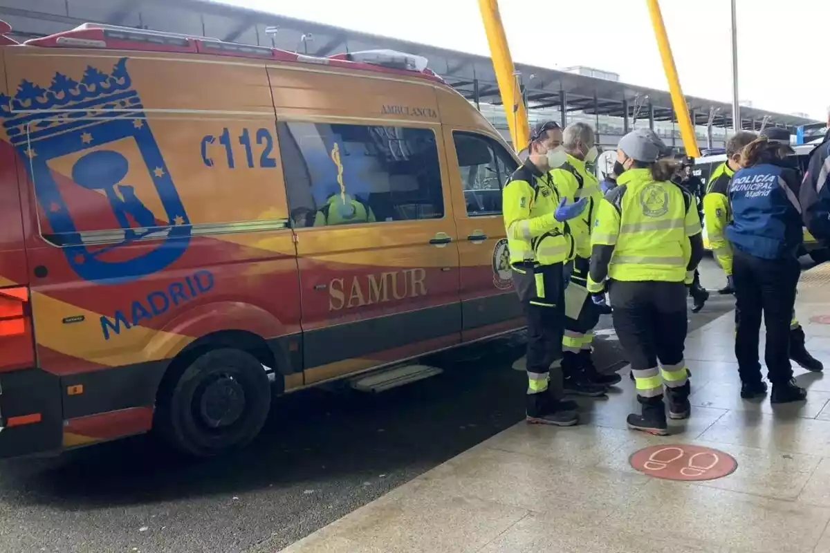 Foto de los servicios de emergencia que atendieron al niño de 3 años atropellado por un autobús en Barajas, Madrid