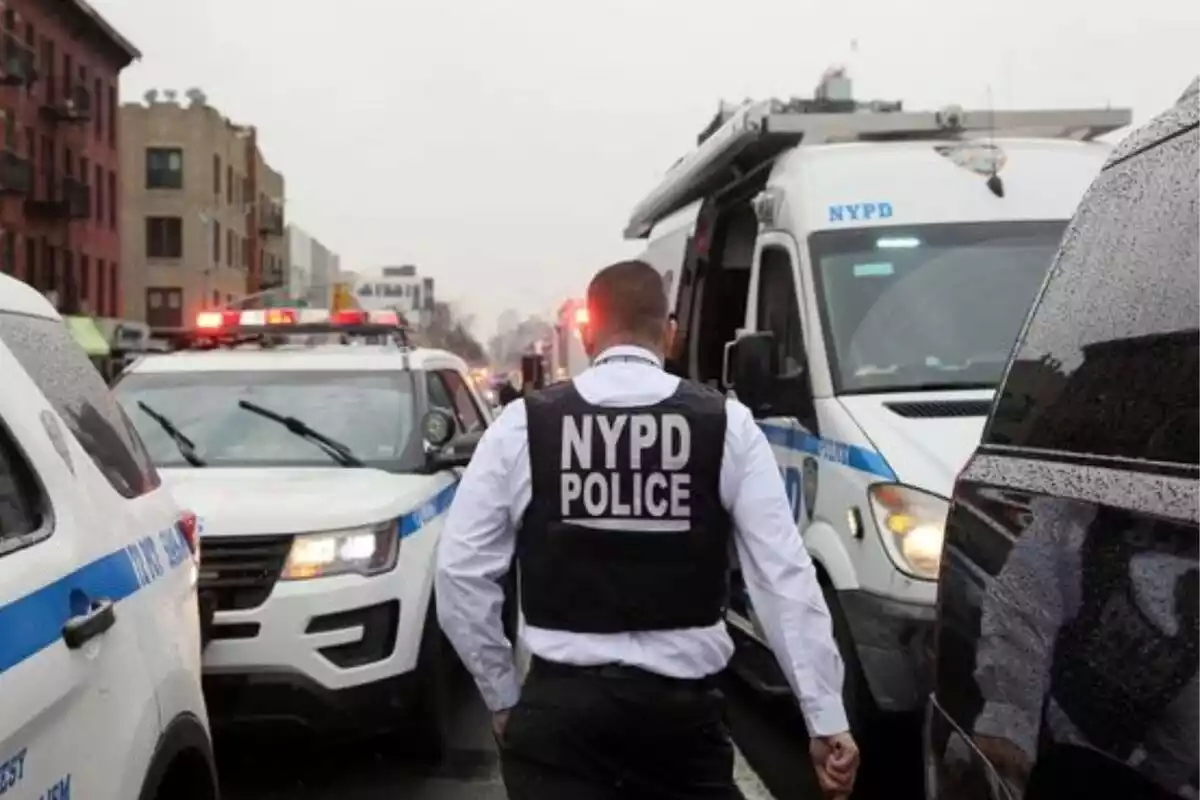 Foto de un agente de policía en Brooklyn.