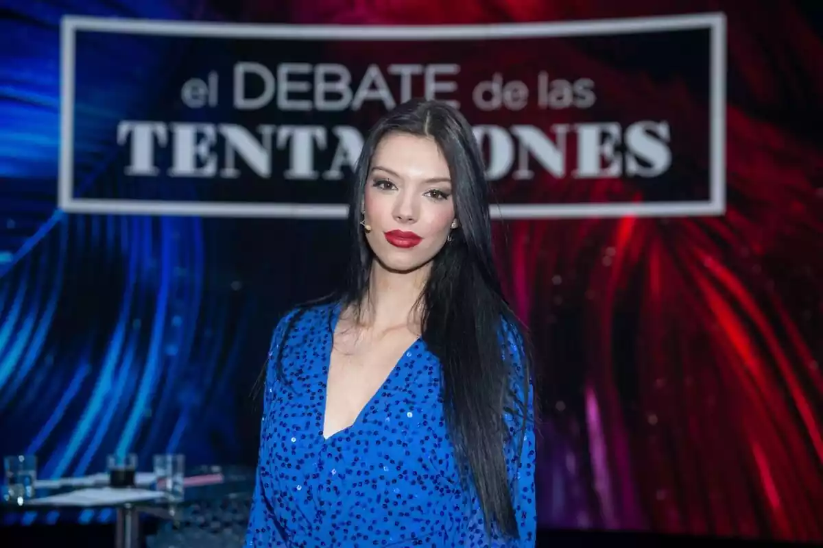 Alejandra Rubio con un vestido azul en el plató de "La isla de las tentaciones"