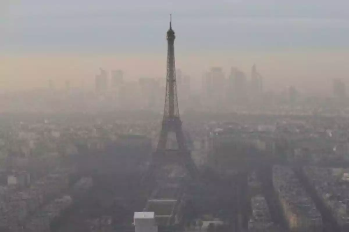 Ciudad de París contaminada