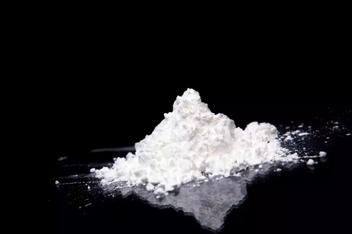 Cocaína en un fondo negro