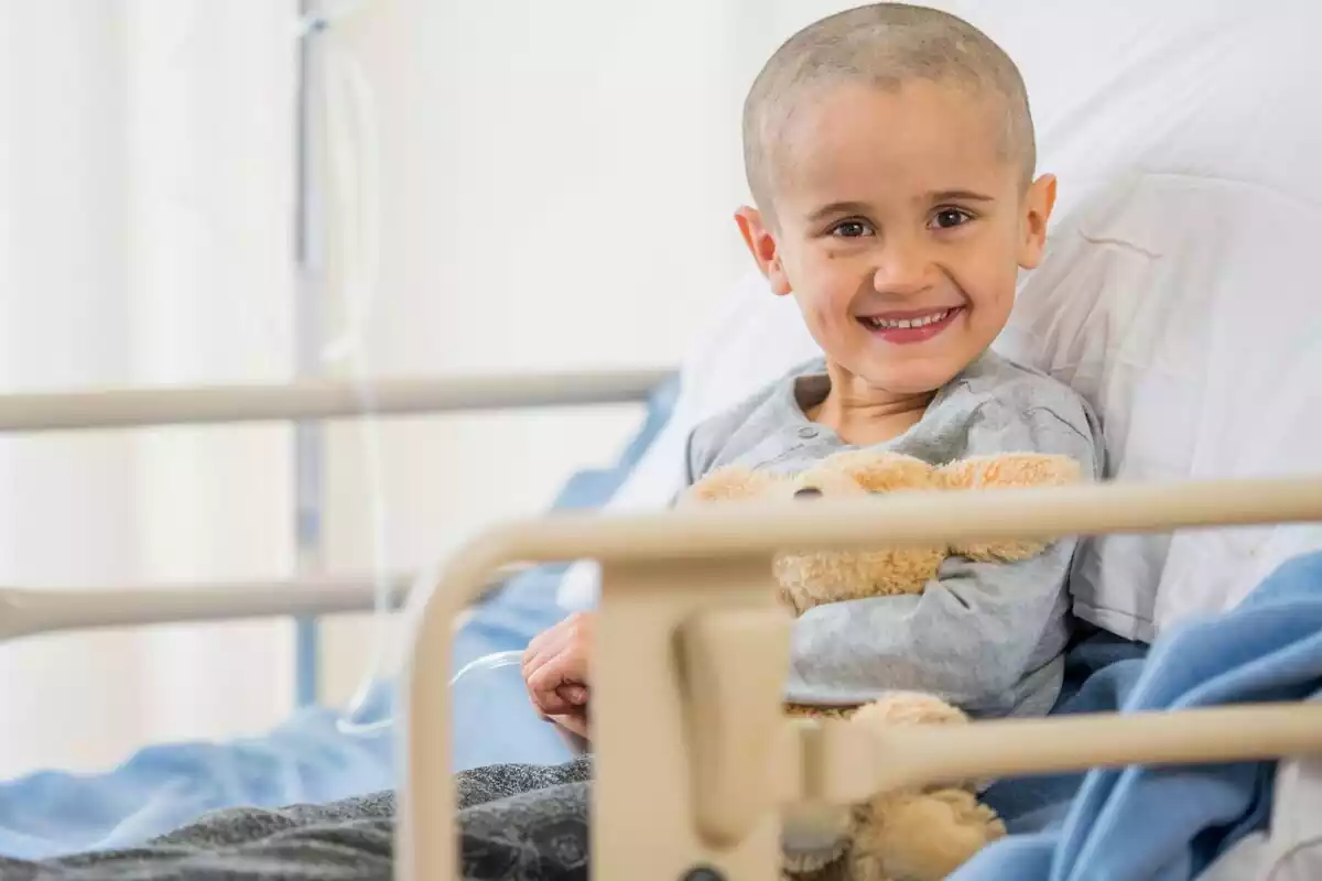 Niño en una cama de hospital con leucemia