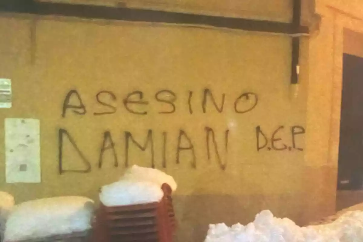 Pintadas aparecidas en una pared que dicen ASESINO DAMIAN