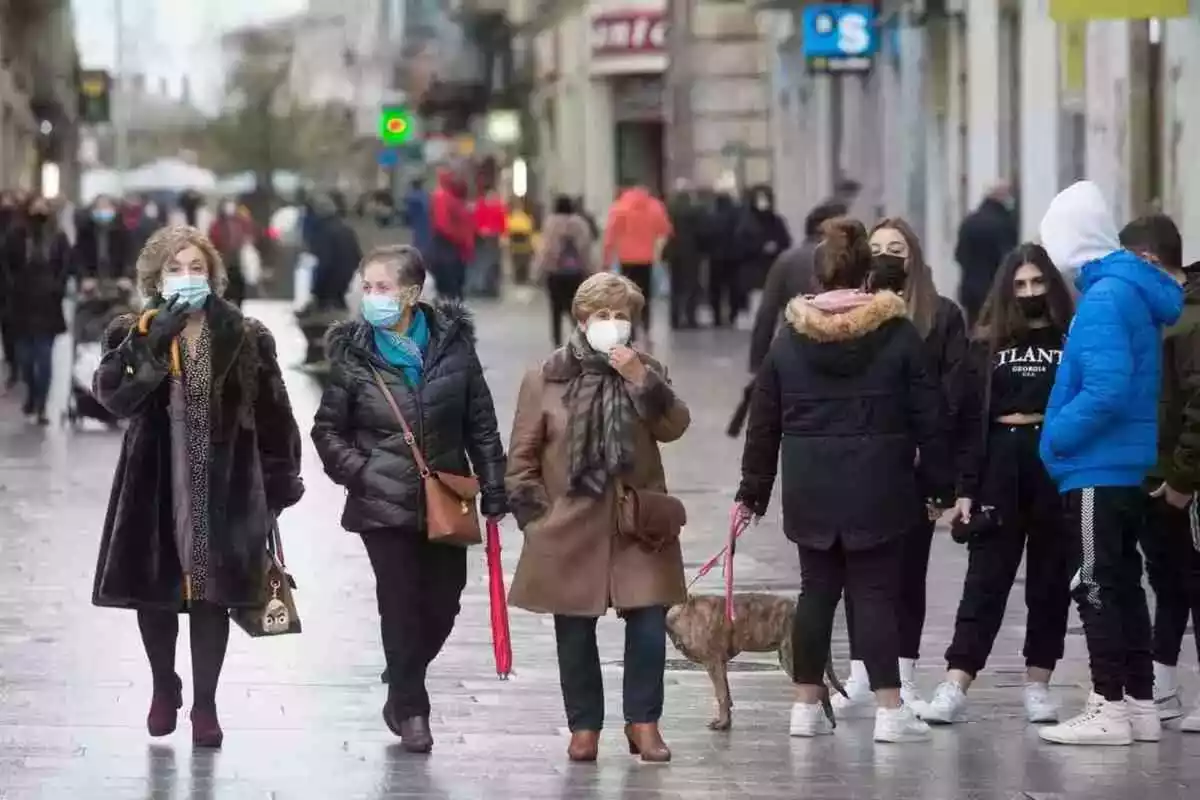 Gente andando por la calle con mascarilla