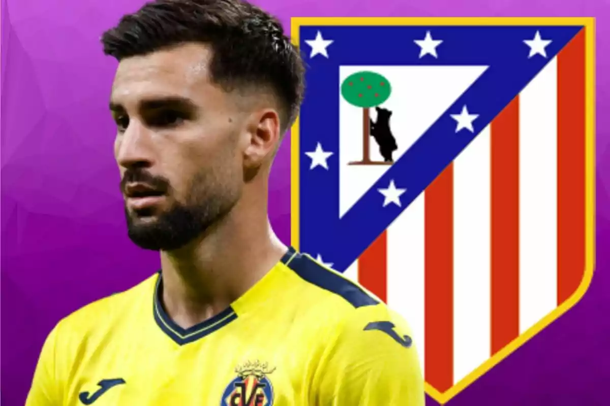 Un jugador de fútbol con camiseta amarilla está frente a un escudo del Atlético de Madrid sobre un fondo morado. Un jugador de fútbol con camiseta amarilla está frente a un escudo del Atlético de Madrid sobre un fondo morado.