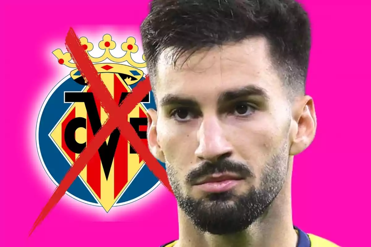 Un hombre con expresión seria frente a un escudo de fútbol tachado con una X roja sobre un fondo rosa. Un hombre con expresión seria frente a un escudo de fútbol tachado con una X roja sobre un fondo rosa.