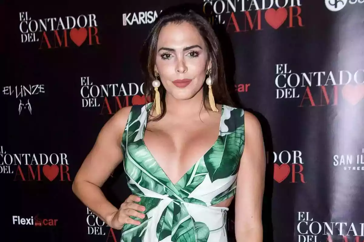 Una persona posando frente a un fondo promocional de "El Contador del Amor".