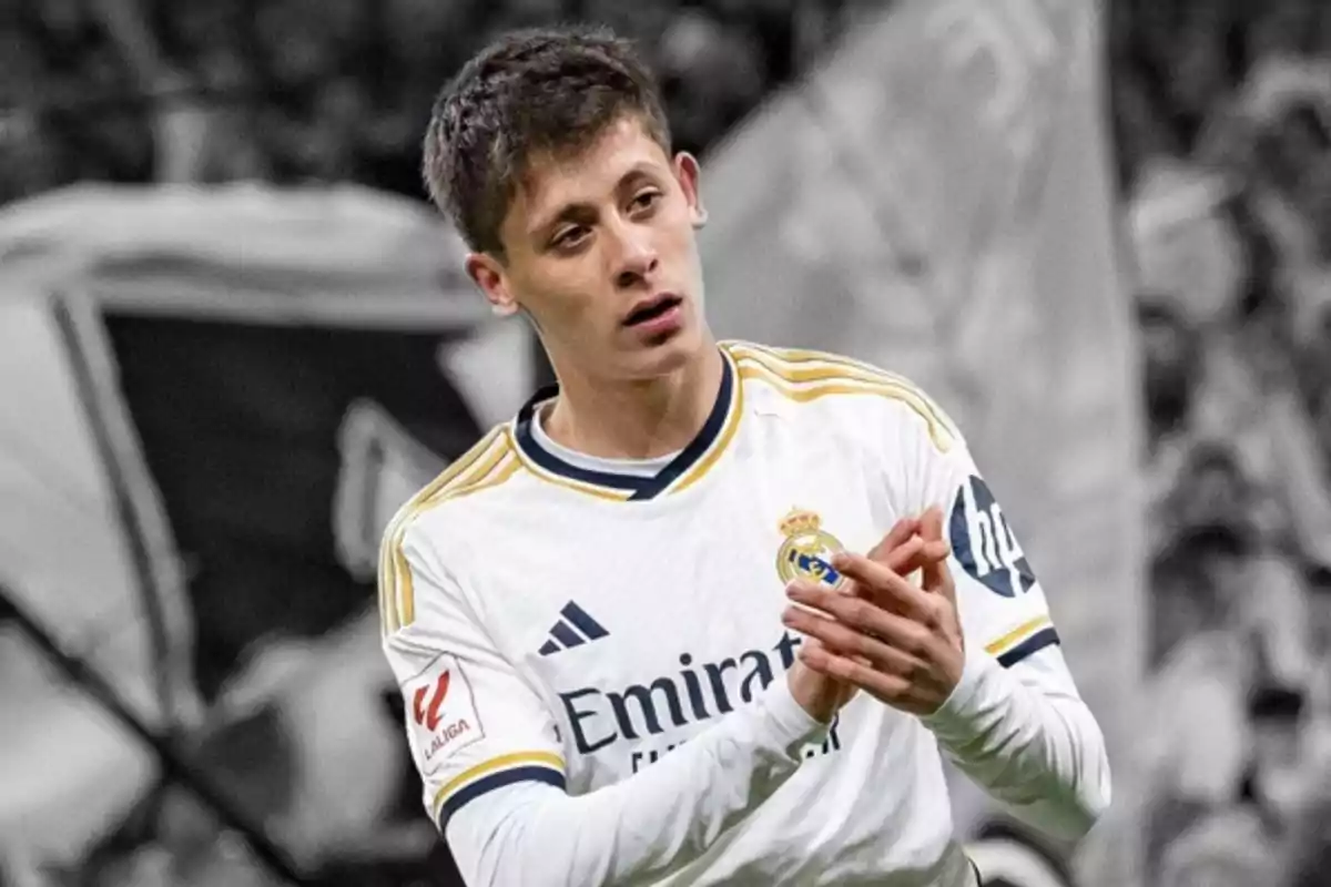 Un jugador de fútbol con el uniforme del Real Madrid aplaudiendo en el campo. Un jugador de fútbol con el uniforme del Real Madrid aplaudiendo en el campo.