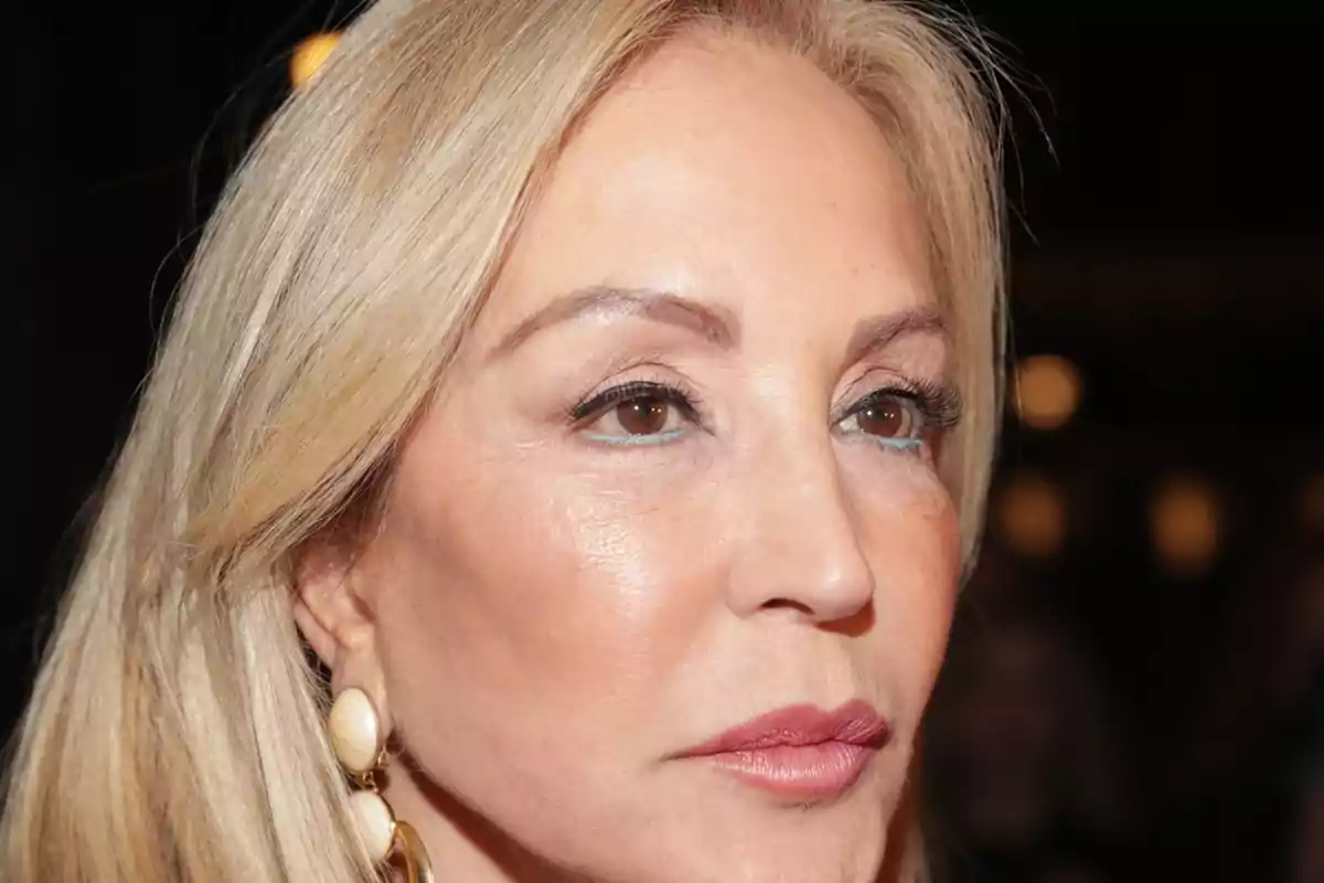 Una persona con cabello rubio y aretes grandes mirando hacia un lado. Una persona con cabello rubio y aretes grandes mirando hacia un lado.