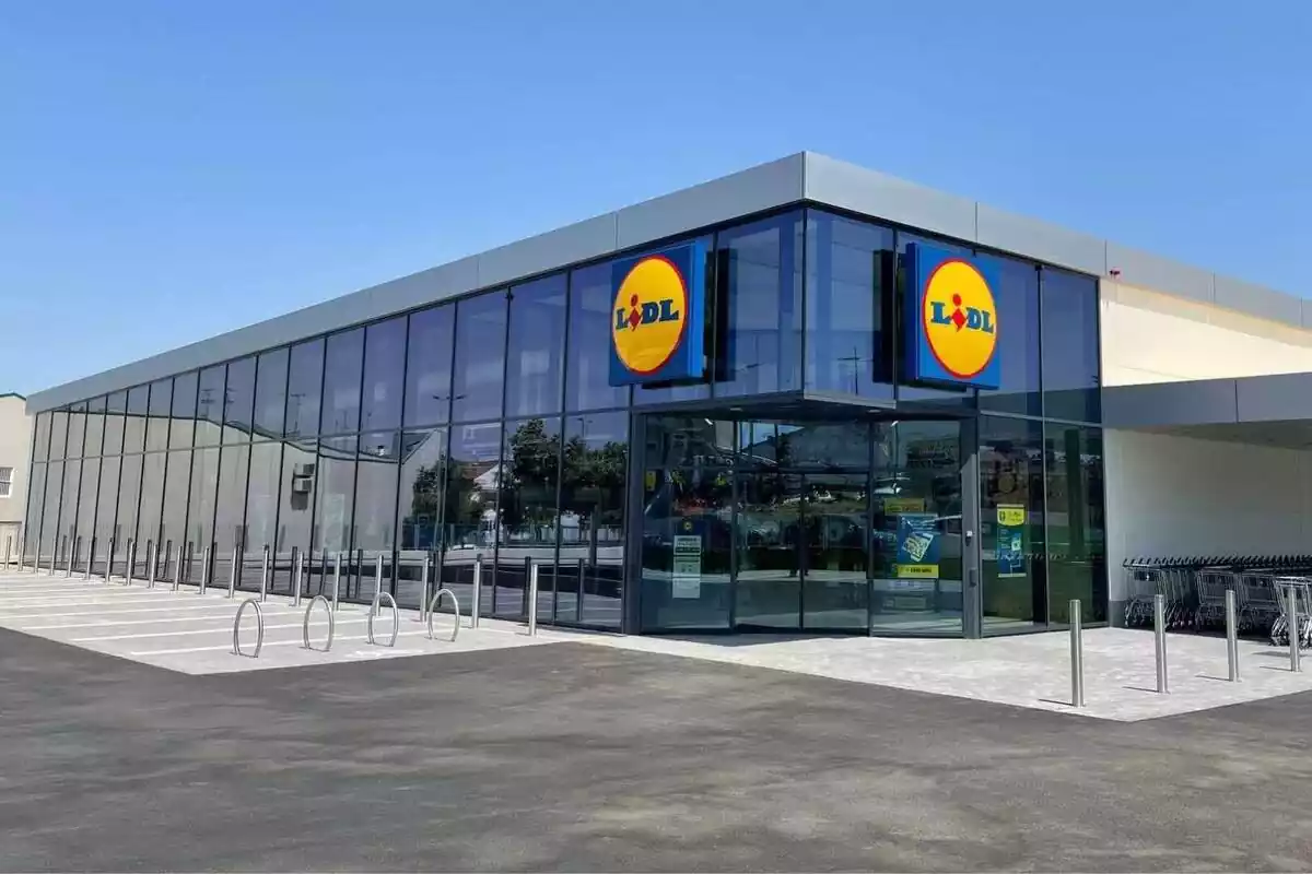 Exterior de una tienda Lidl recién construida con el logo y las ventanas relucientes Exterior de una tienda Lidl recién construida con el logo y las ventanas relucientes