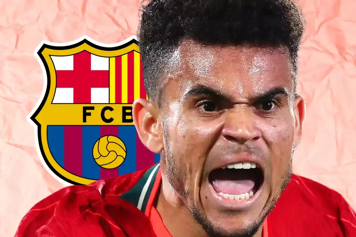Jugador de fútbol con expresión de emoción frente al escudo del FC Barcelona. Jugador de fútbol con expresión de emoción frente al escudo del FC Barcelona.