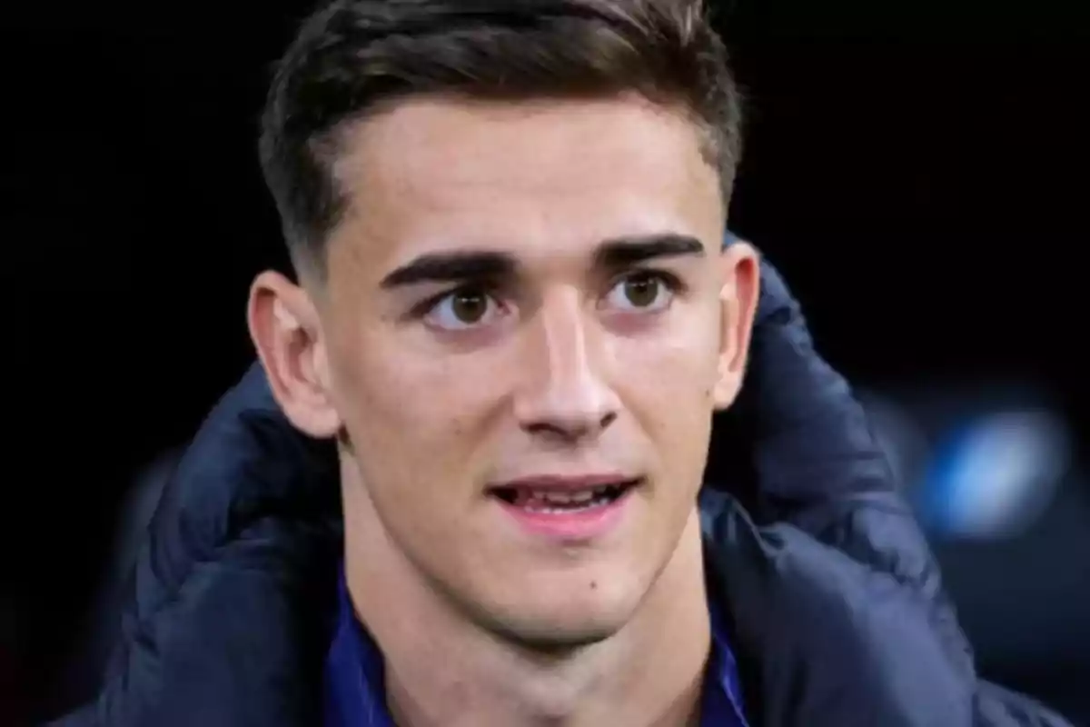 Un hombre joven con cabello corto y chaqueta oscura mirando hacia adelante. Un hombre joven con cabello corto y chaqueta oscura mirando hacia adelante.