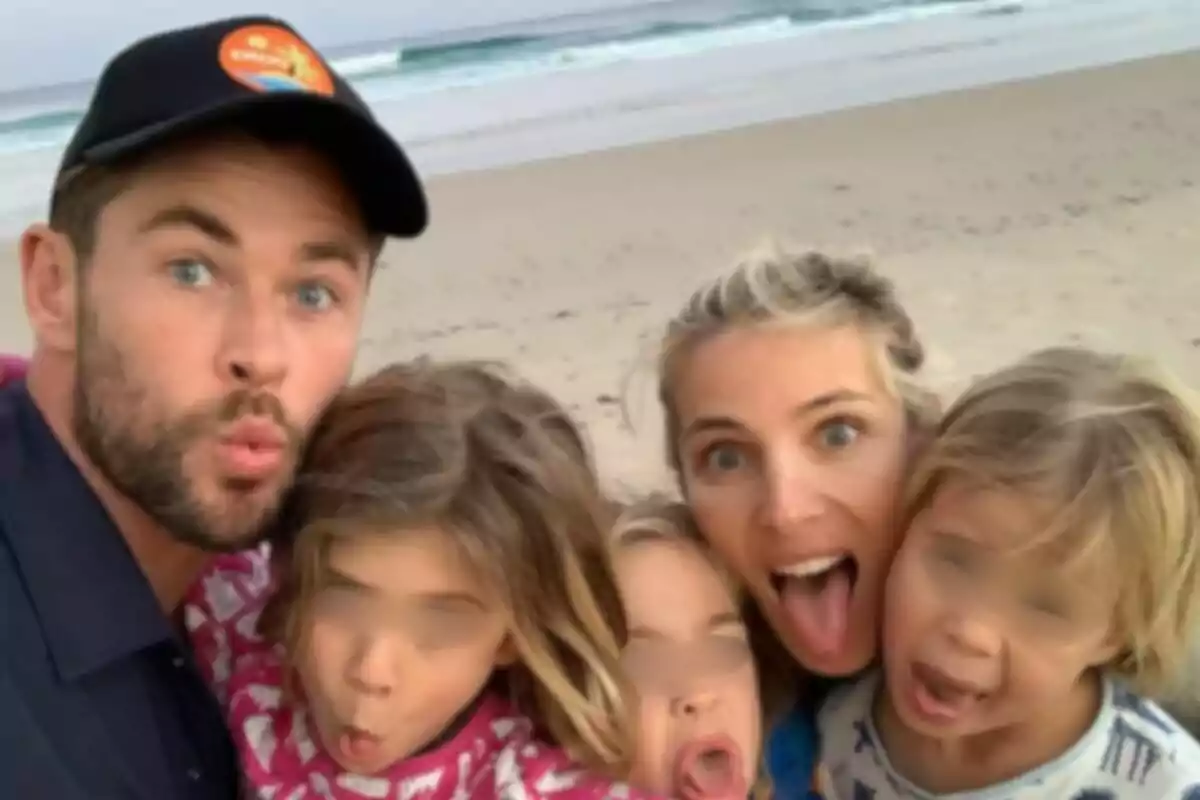 Familia Pataky-Hemsworth con sus hijos haciendo caras divertidas mientras se toman una selfie en la playa. Familia Pataky-Hemsworth con sus hijos haciendo caras divertidas mientras se toman una selfie en la playa.