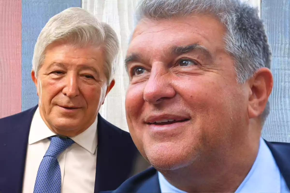 Dos hombres mayores con trajes y corbatas posan frente a un fondo de cortinas. Dos hombres mayores con trajes y corbatas posan frente a un fondo de cortinas.