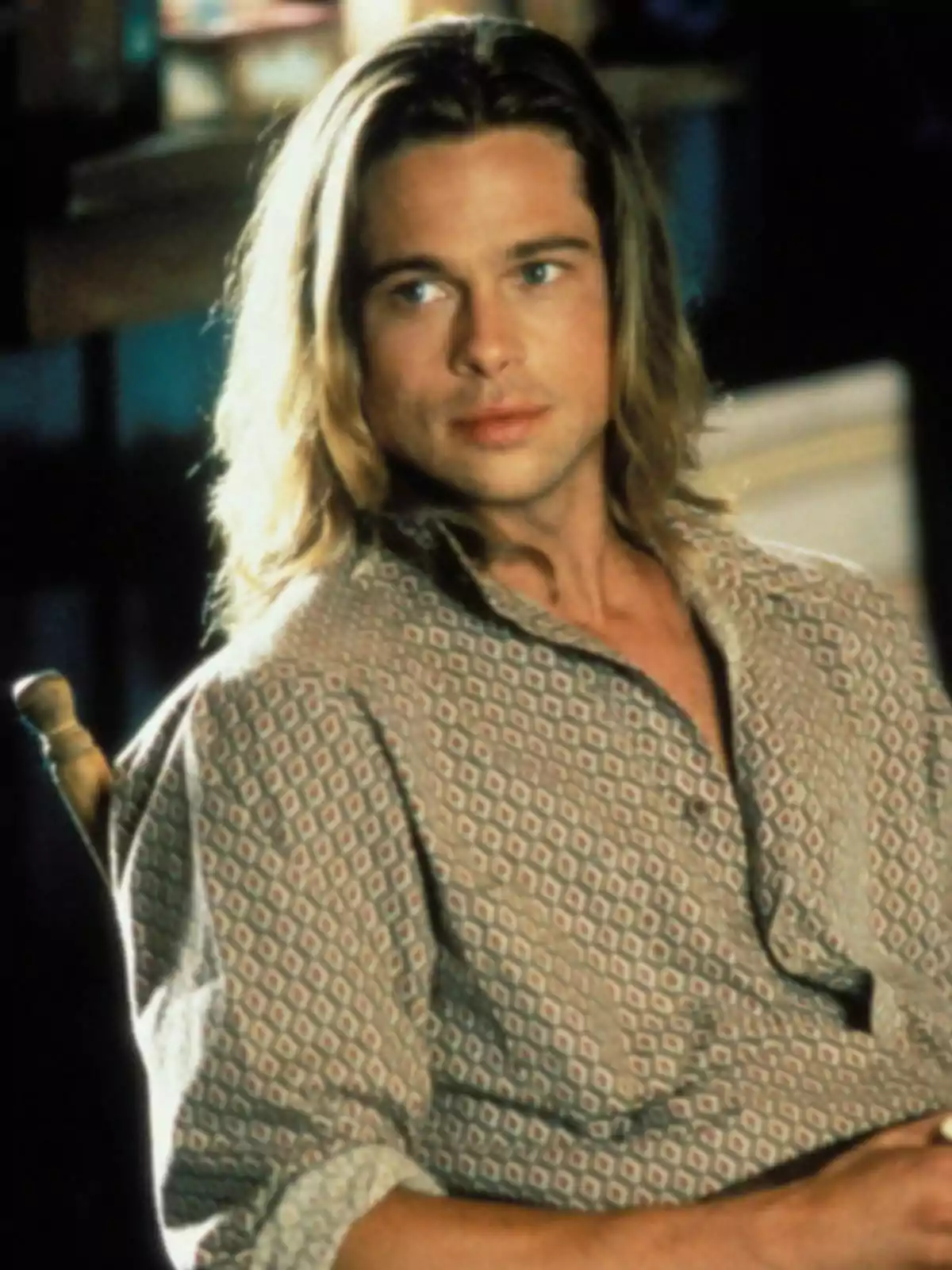 Brad Pitt, vistiendo una camisa estampada, sentado y mirando hacia un lado. Captura de 'Leyendas de Pasión' Brad Pitt, vistiendo una camisa estampada, sentado y mirando hacia un lado. Captura de 'Leyendas de Pasión'
