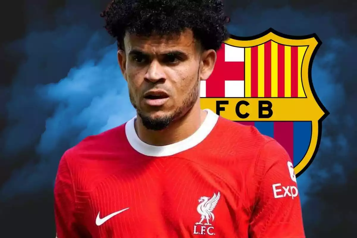 Luis Díaz con el escudo del FC Barcelona al fondo y él con la camiseta del Liverpool Luis Díaz con el escudo del FC Barcelona al fondo y él con la camiseta del Liverpool