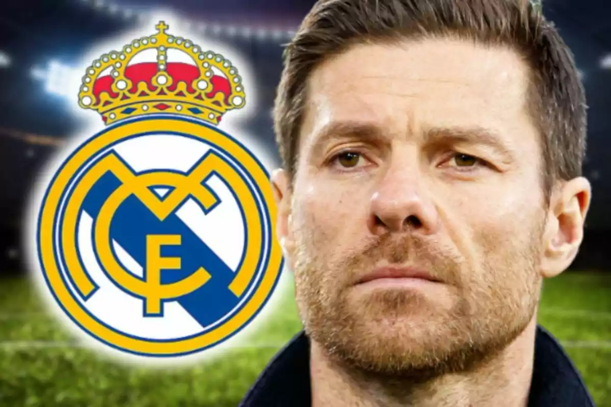 Montaje de fotos de Xabi Alonso con rostro serio mirando al frente con el escudo del Real Madrid de fondo en un estadio de fútbol iluminado.