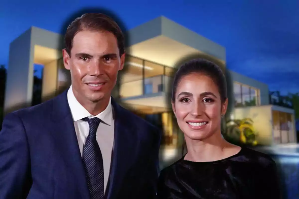 Rafa Nadal i Xisca Perelló somrient vestida elegantment davant d'una casa moderna il·luminada per la nit.