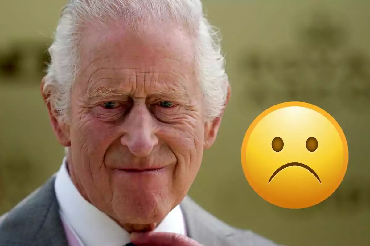 Carlos III con expresión seria junto a un emoji de cara triste. Carlos III con expresión seria junto a un emoji de cara triste.
