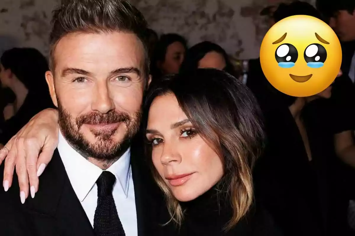David y Victoria Beckham posando juntos en un evento con un emoji de ojos llorosos en la esquina superior derecha. David y Victoria Beckham posando juntos en un evento con un emoji de ojos llorosos en la esquina superior derecha.