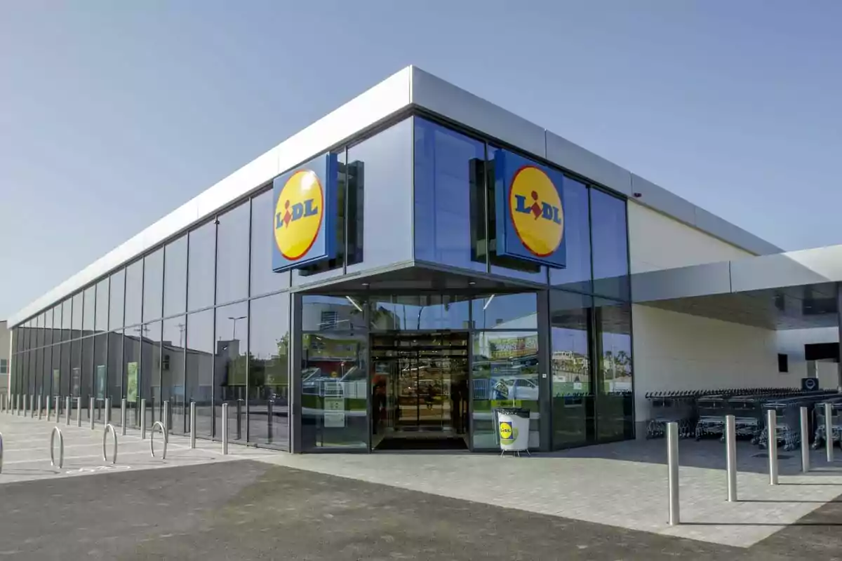 Facade of a supermarket with a modern design and large glass windows. Facade of a supermarket with a modern design and large glass windows.