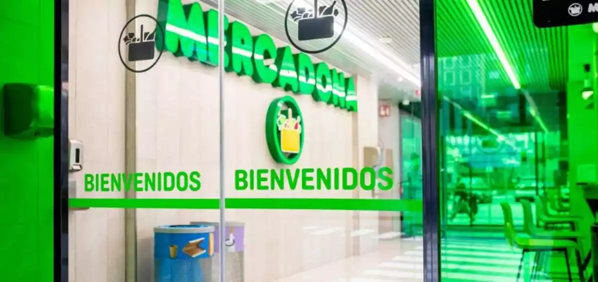 Entrada de una tienda de Mercadona con el logo de la cadena en verde