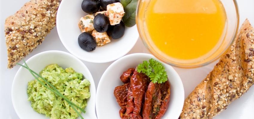 Un desayuno saludable con pan, verdura y zumo de naranja