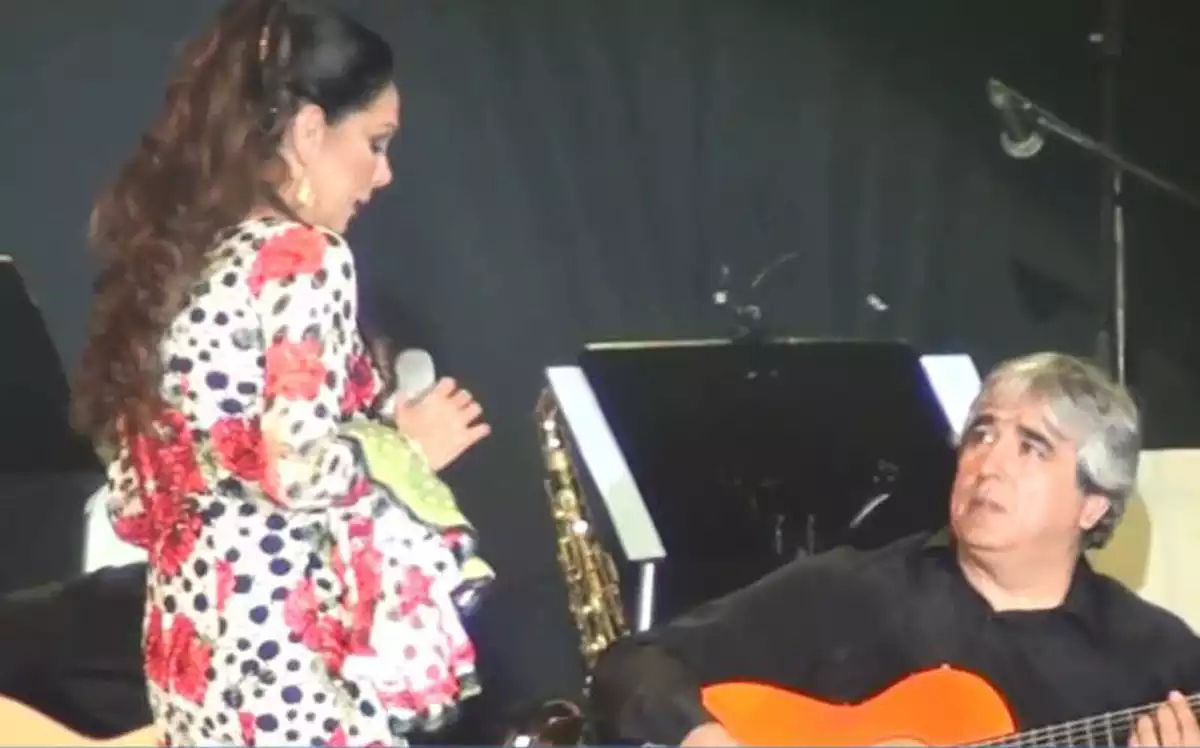 Juan Pantoja tocando la guitarra junto a Isabel Pantoja sobre un escenario