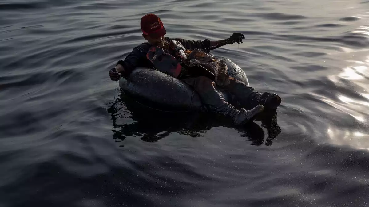 Los pescadores del lago no pescan, se ensucian totalmente de petroleo