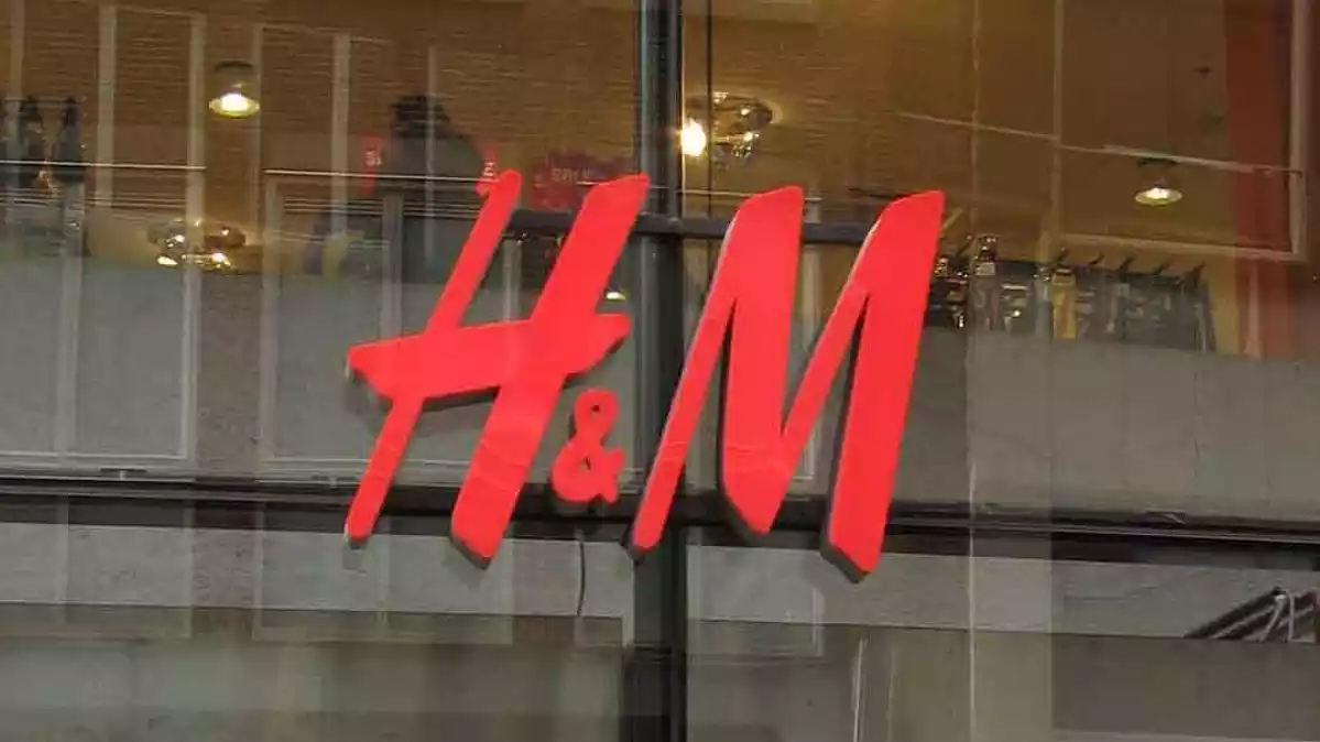 Escaparate y logo de una tienda H&M