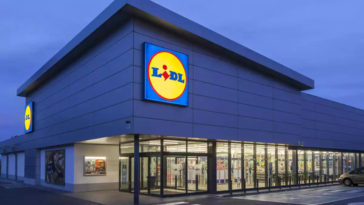 Fotografía del exterior de un supermercado de la cadena alemana 'Lidl'